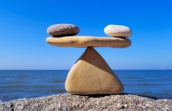 Rocks balancing on the shore